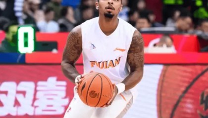 皮特森福建首秀全场20中4，三分11中2得到14分3篮板5助攻